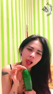 Amor gadis cantik mainin timun HoneyLive